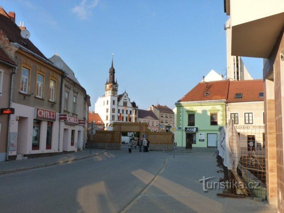 Hustopeče, acceso a la plaza