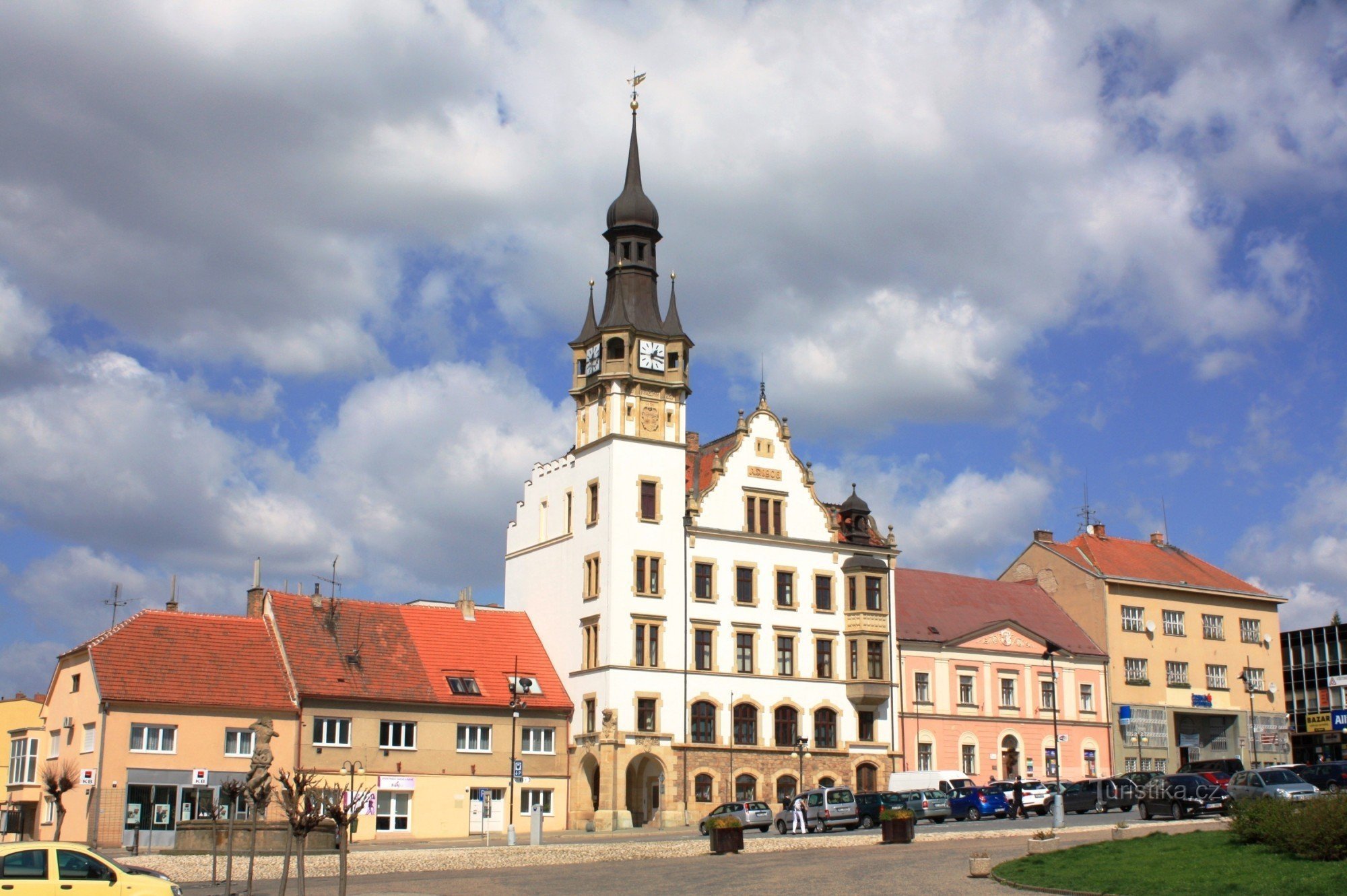 Hustopeče - radnice na Dukelském náměstí