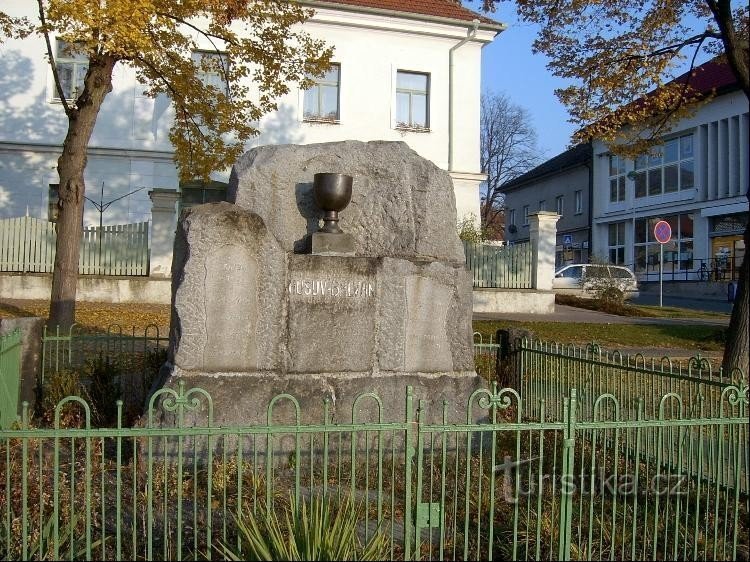 Pedra de Hus: A pedra de Hus está localizada na praça em frente à escola. Foi revelado em 5 de junho
