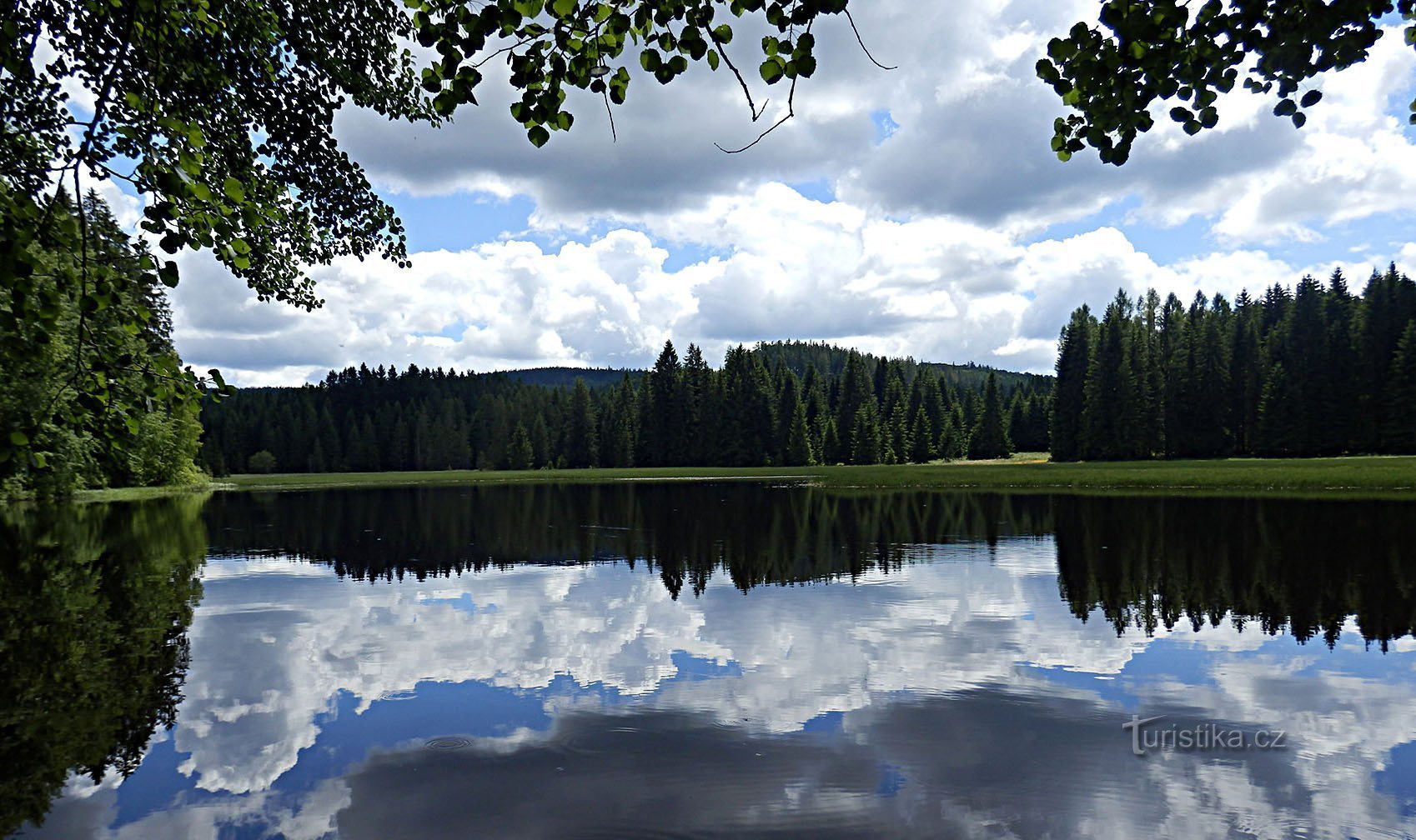 Huťský rybník är en av de fulare träflotttankarna i Novohradské