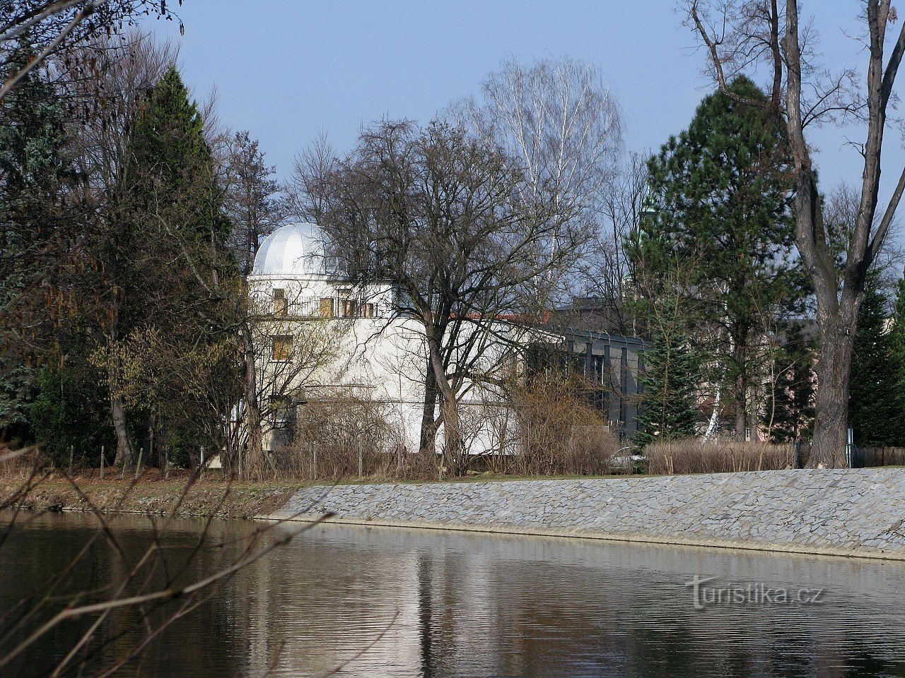 Observatorij je nekoliko zaraščen z rastlinjem