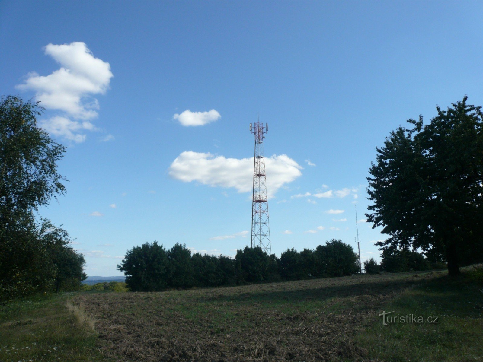 I když tu jde o přírodní památku, telekomunikační stožár tu nesmí chybět