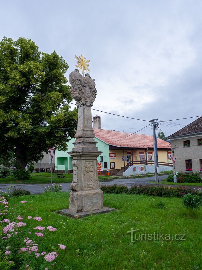 Até a parte de trás da escultura é decorada