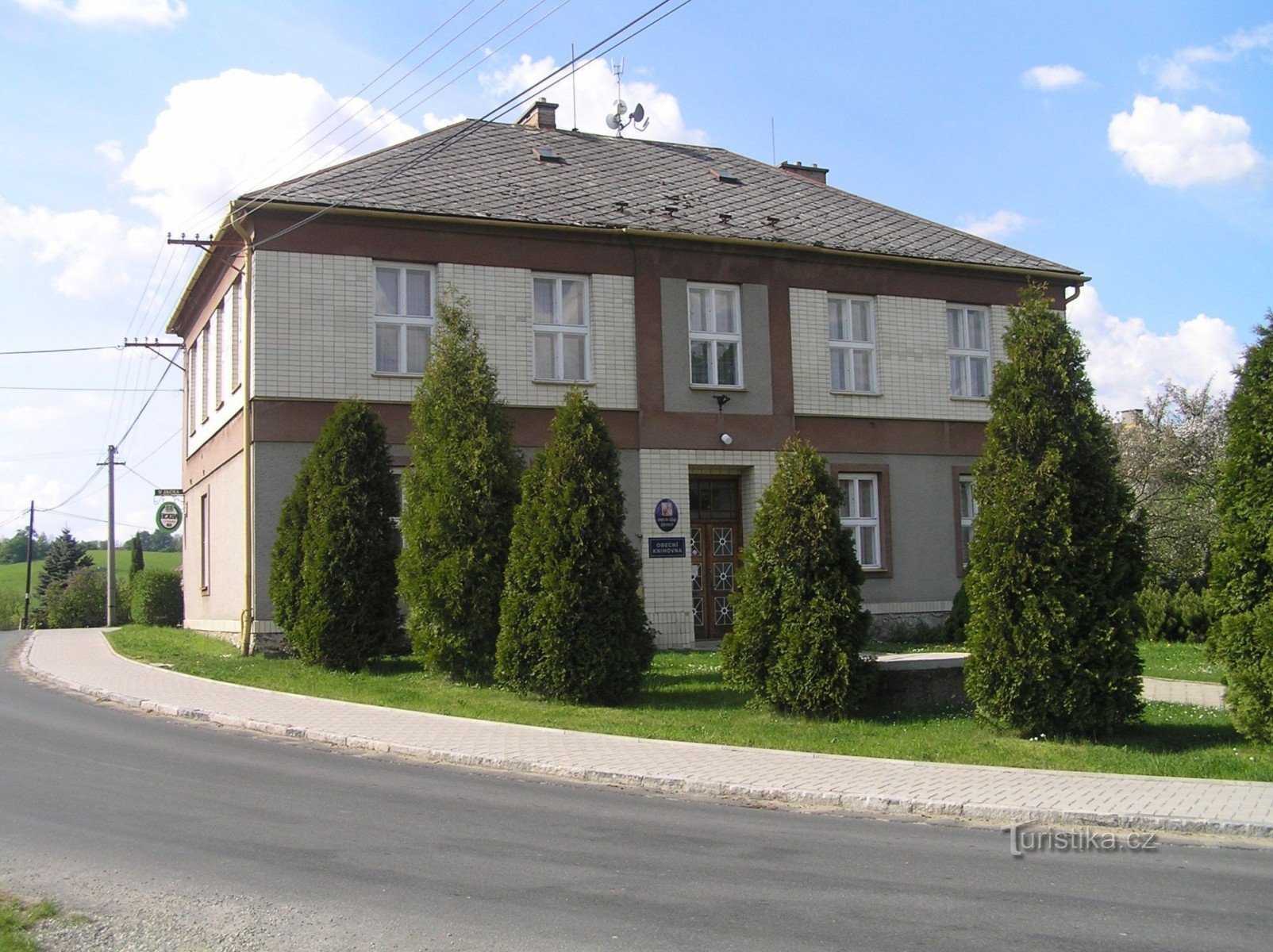 Ideale Anbindung - Gemeindeamt, Bibliothek und Kneipe.