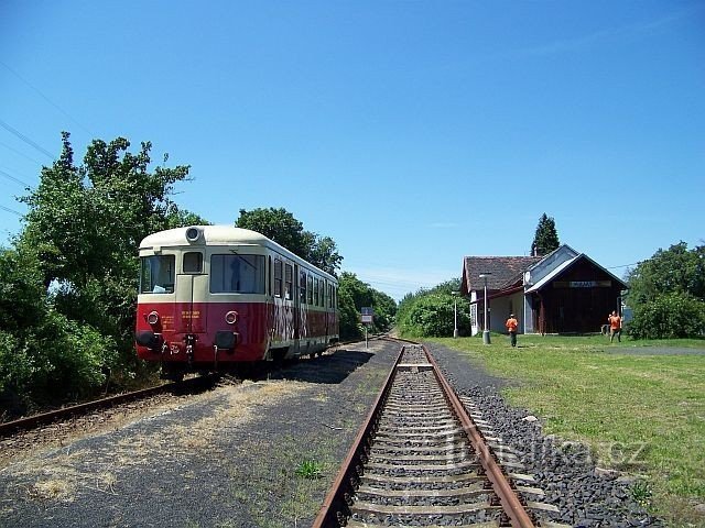 Estación de tren idílica en la represa Nechranická en Poláky
