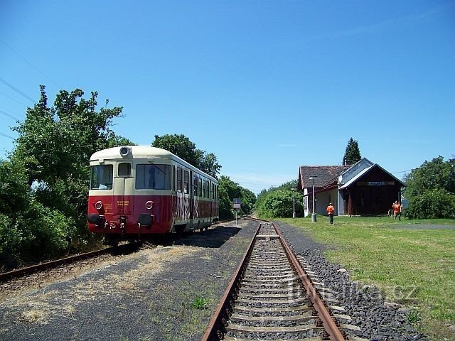 ポラーキーのネクラニツカ ダムにあるのどかな鉄道駅