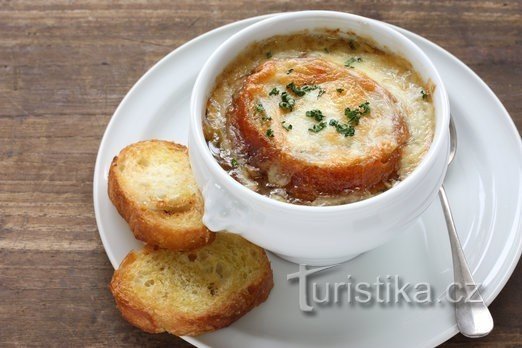 Фото в качестве иллюстрации: Французский луковый суп; источник фото: Ресторан Грунд