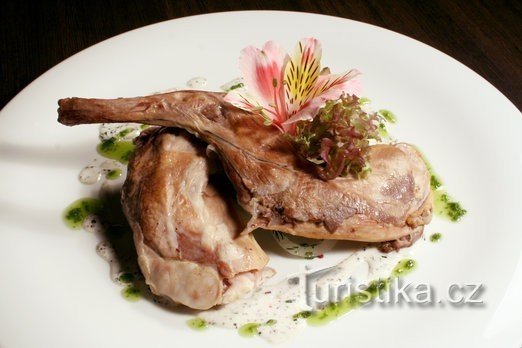 Foto de ilustración: Conejo confitado; fuente de la foto: Restaurante Grund