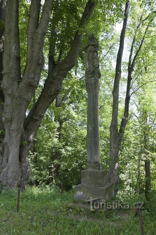 Immaculata và cây bồ đề gần Dolní Moravice