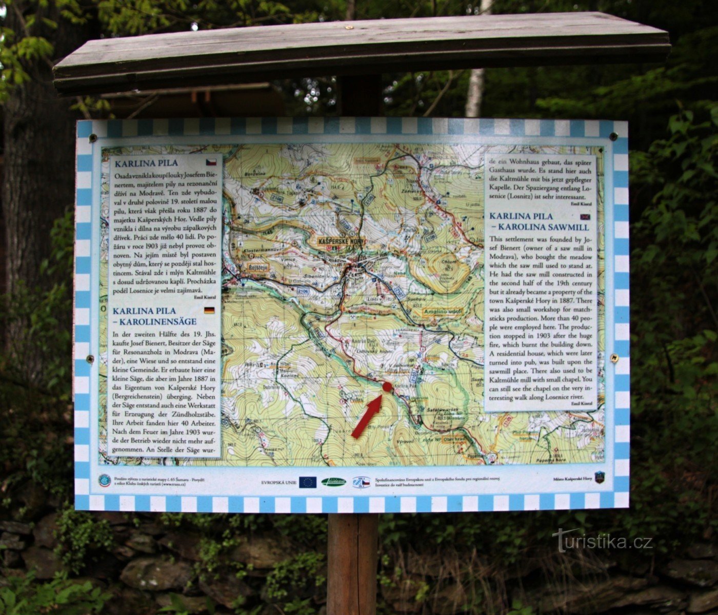Placa de informação na placa de sinalização