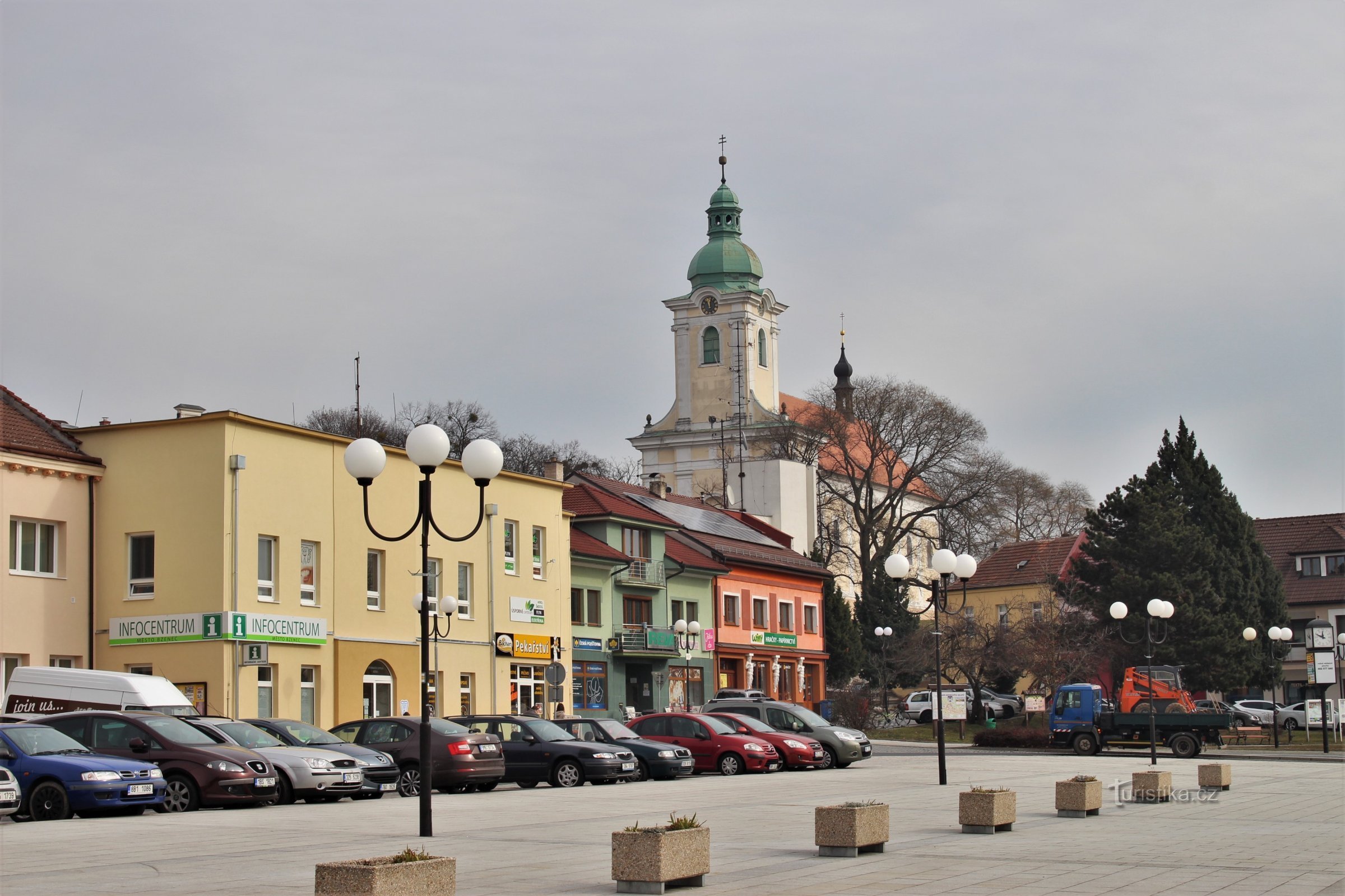 Az információs központ a Szabadság főterén található