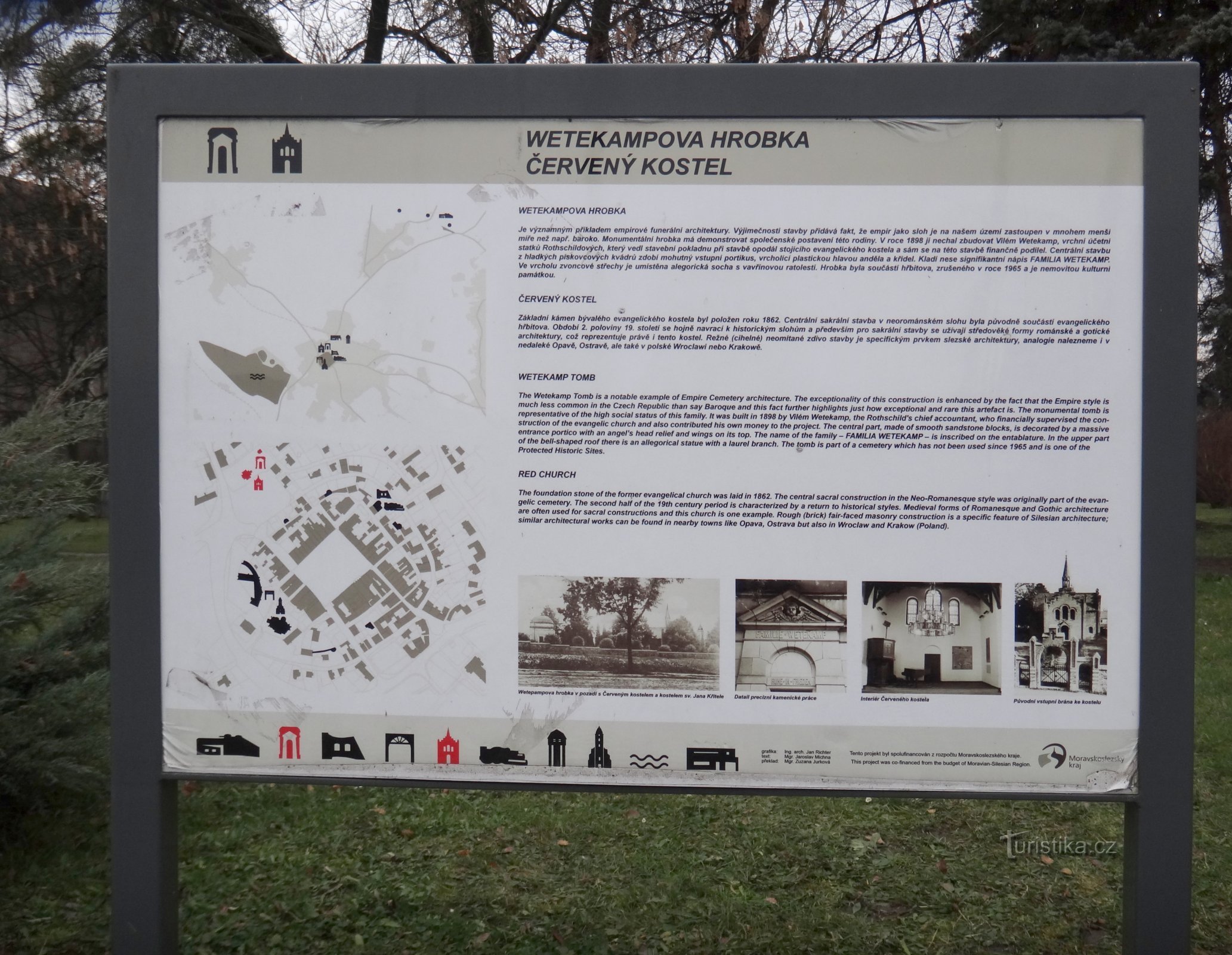 panel de información de la tumba y la iglesia