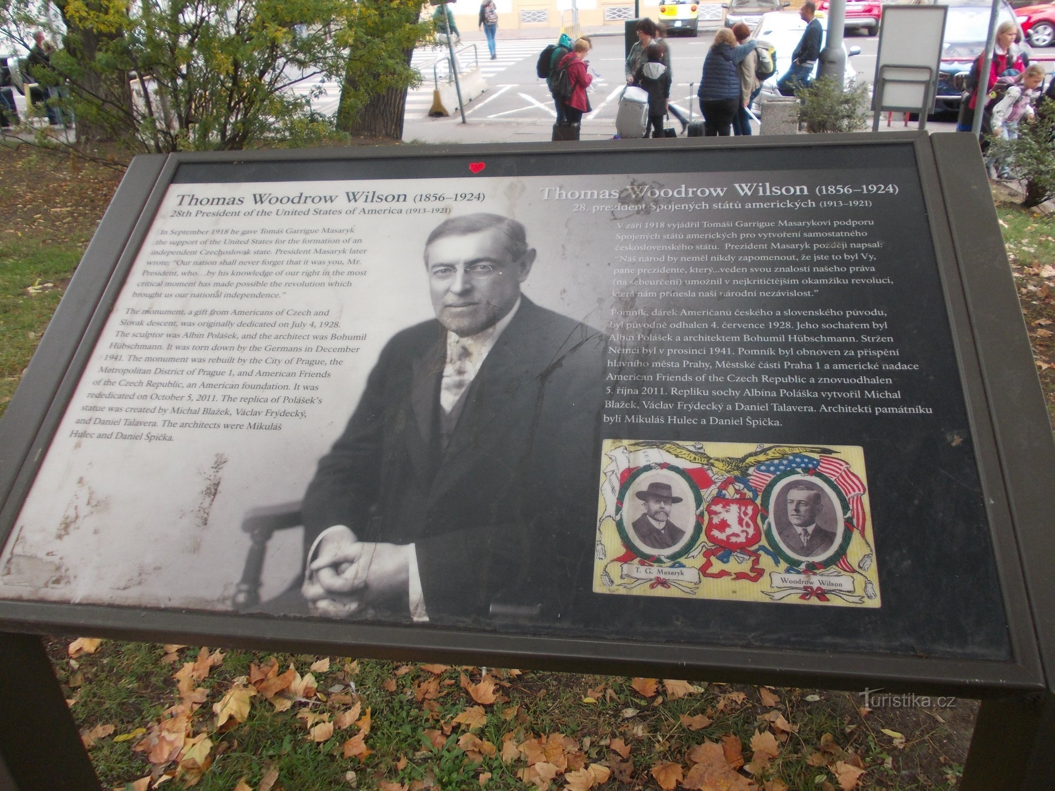 panneau d'information au monument