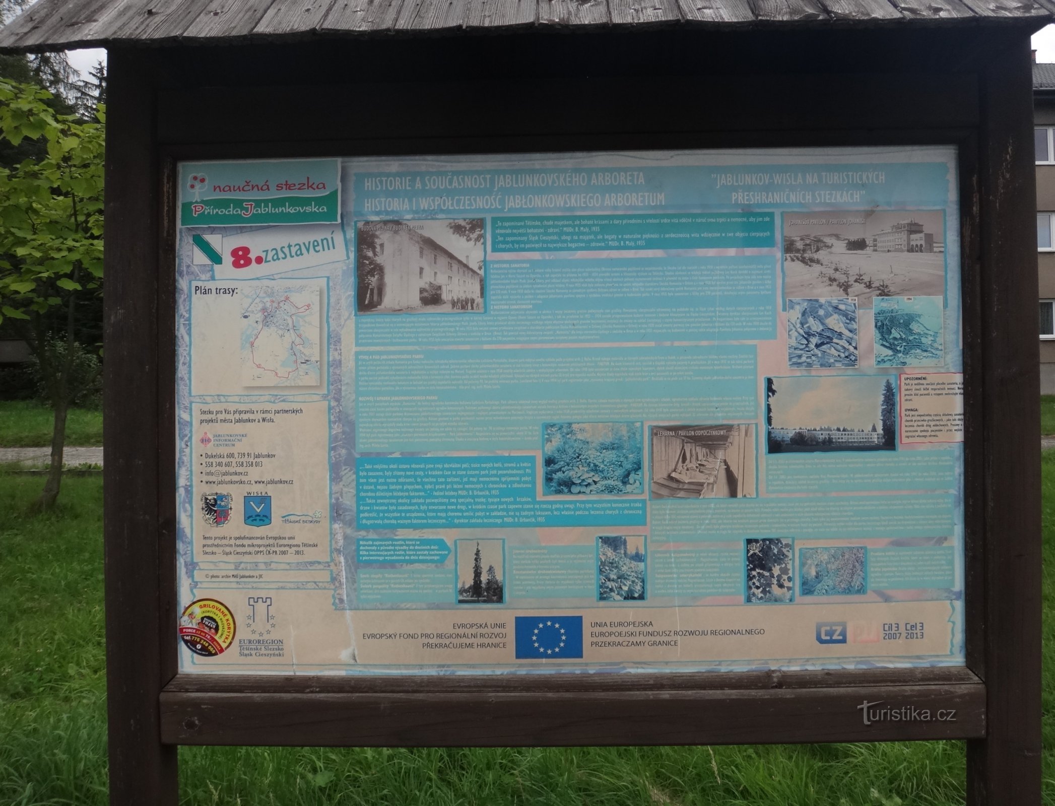 panneau d'information au bord de la route