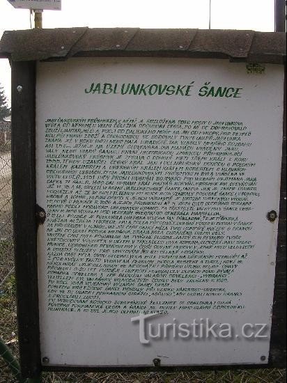 Tablero de información: información sobre la historia de Šanča Harask en la cima de la colina del mismo nombre