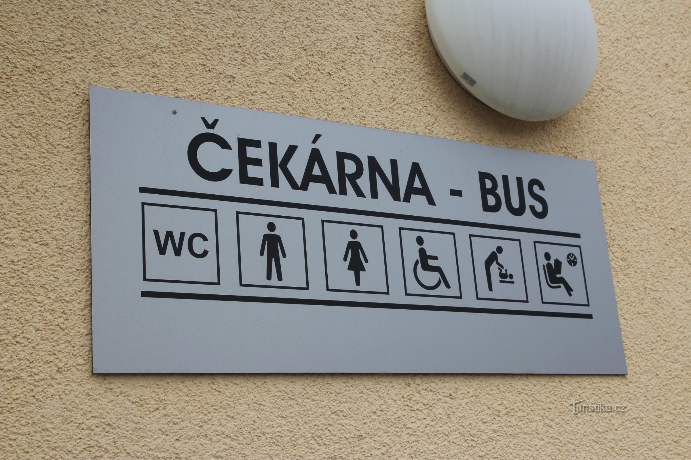 Információ a buszpályaudvar várótermén kívül