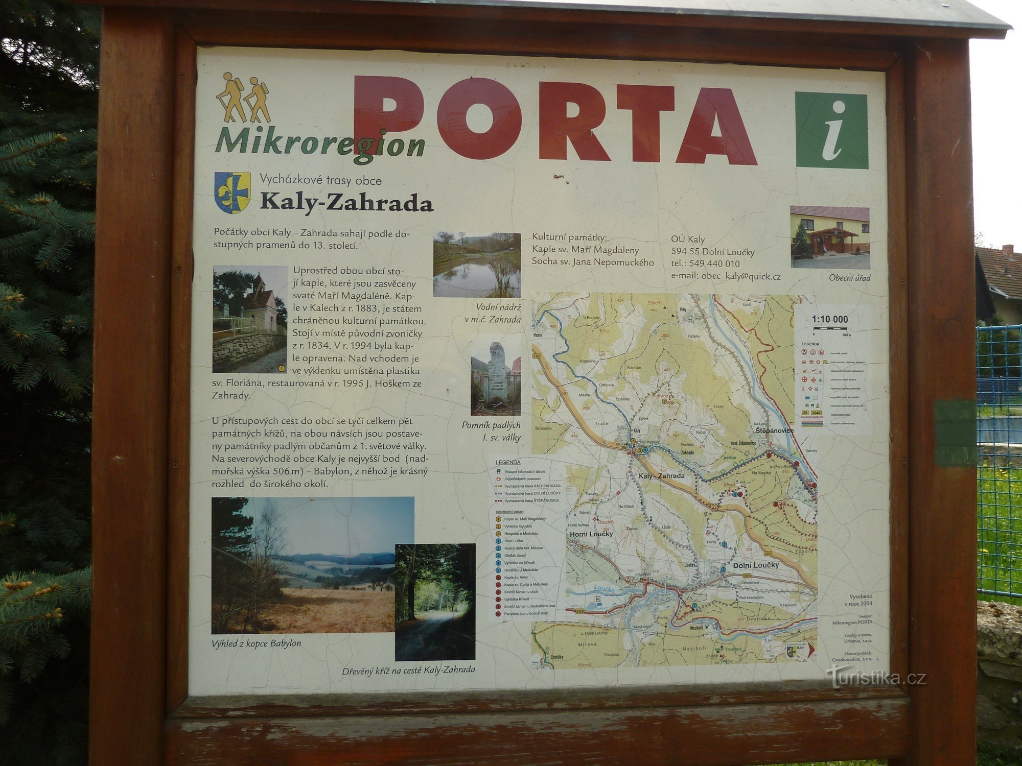 panneau d'information dans le village