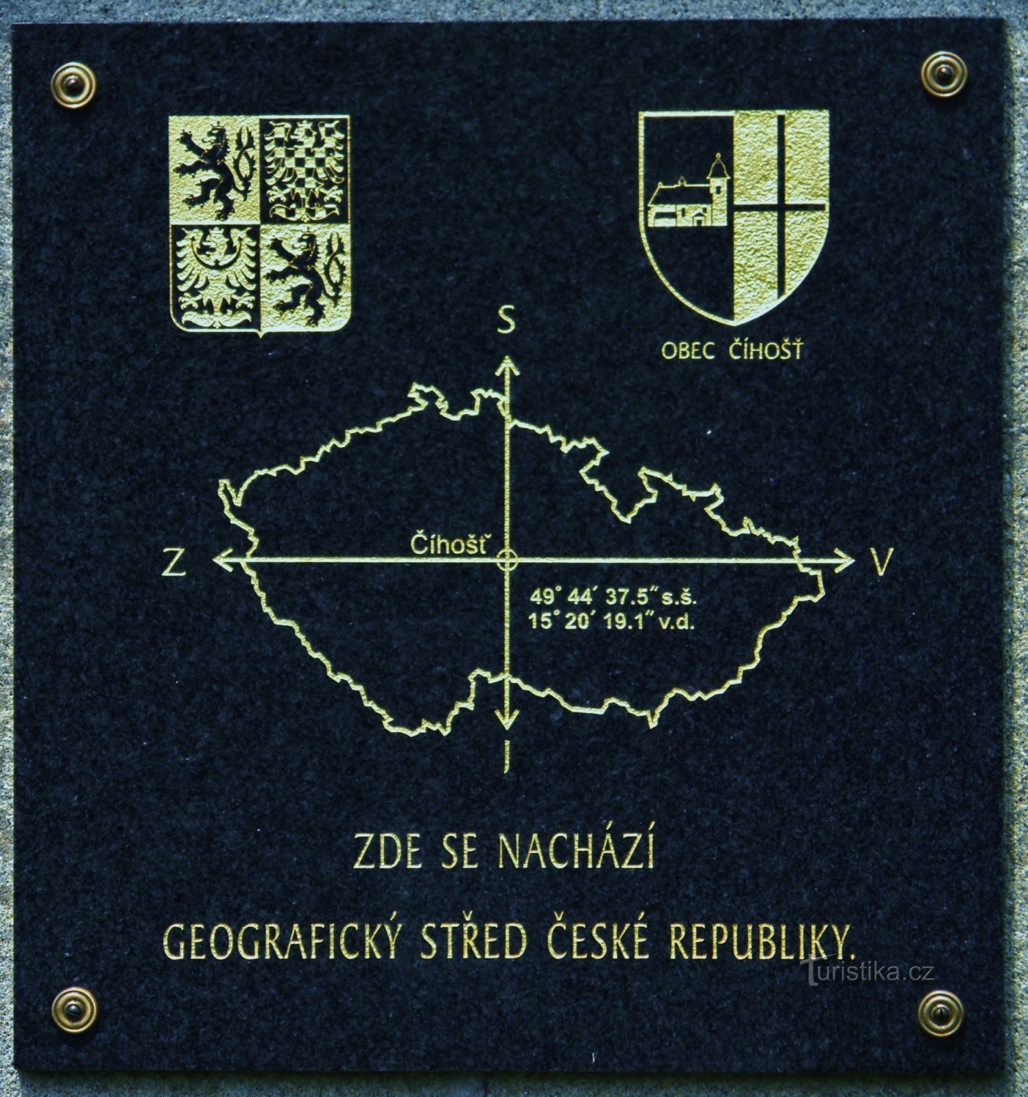 Panou informativ pe un monument de piatră din centrul geografic al Republicii Cehe.