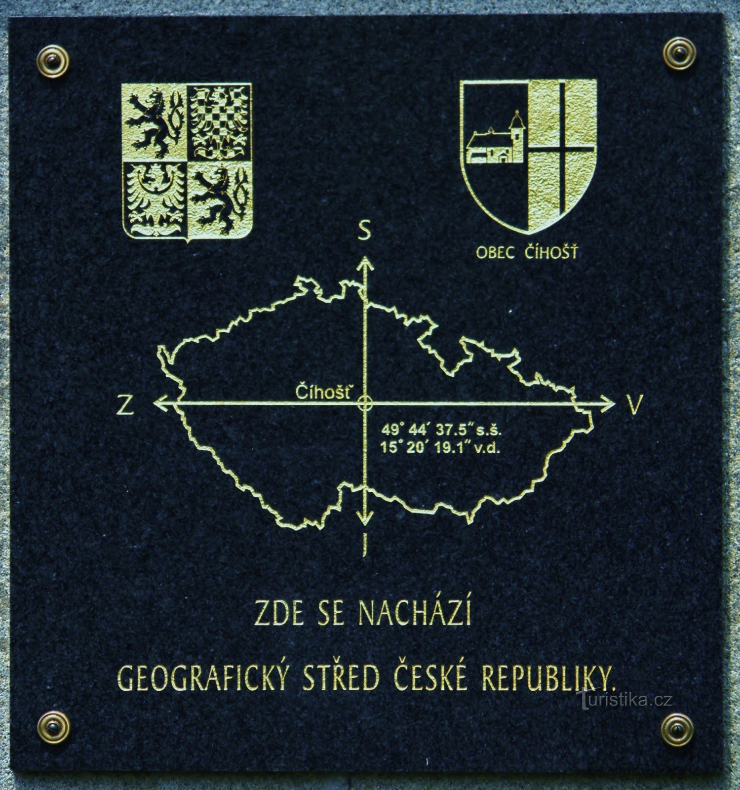 Інформаційна дошка на кам'яному пам'ятнику в географічному центрі Чехії.