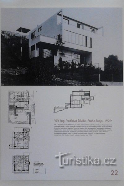 Panneau d'information sur la villa à l'exposition Adolf Benš au NTK