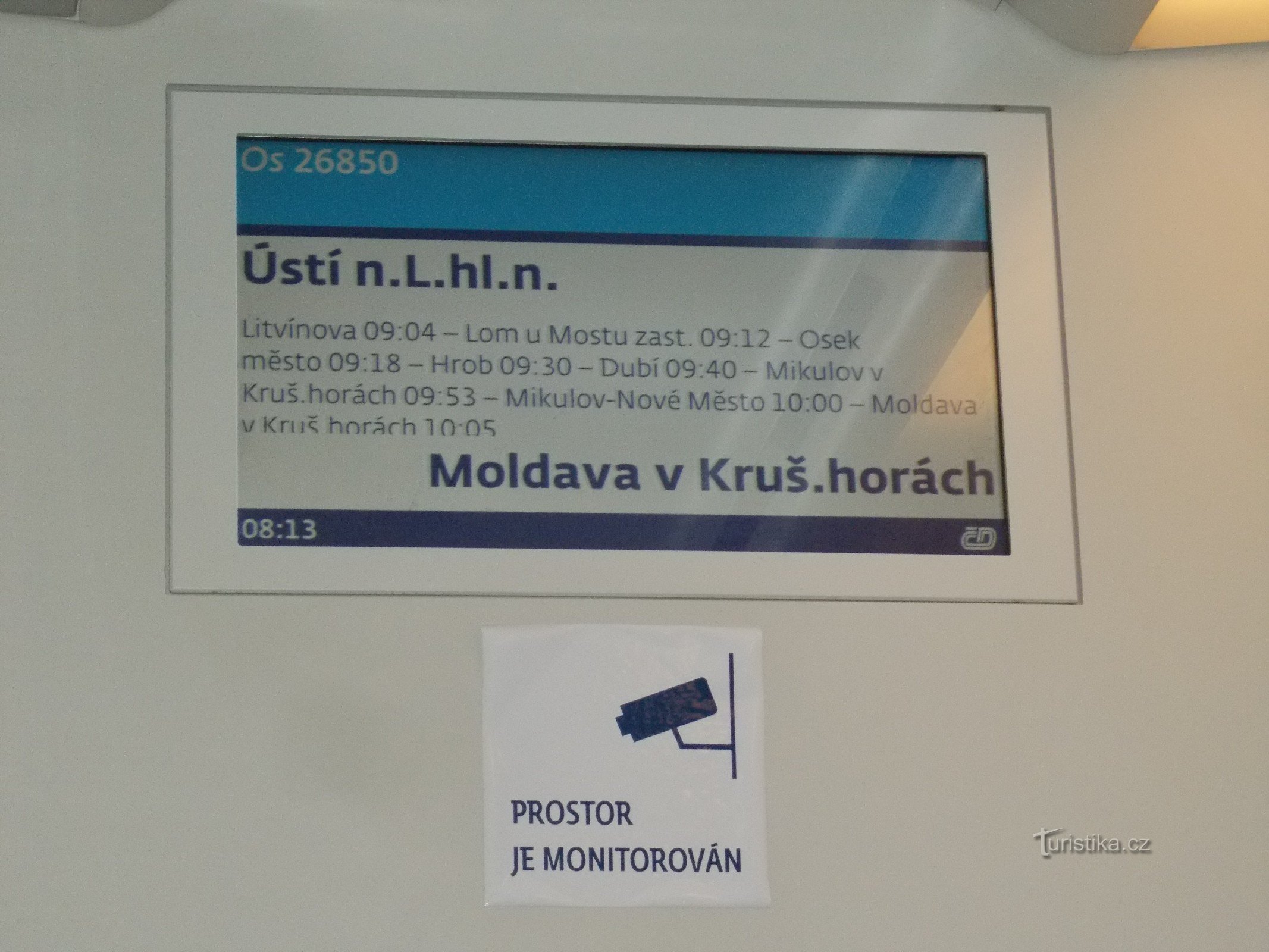 Informationspanel inde i toget.