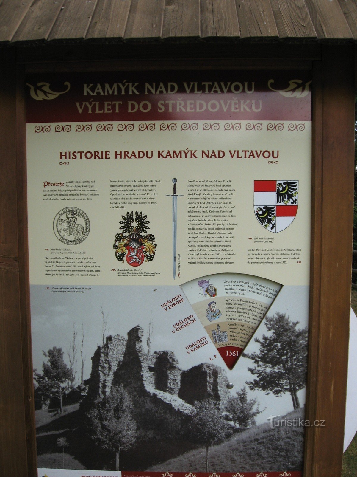 informationspanel på området kring Kamýk nad Vltavou-ruinerna