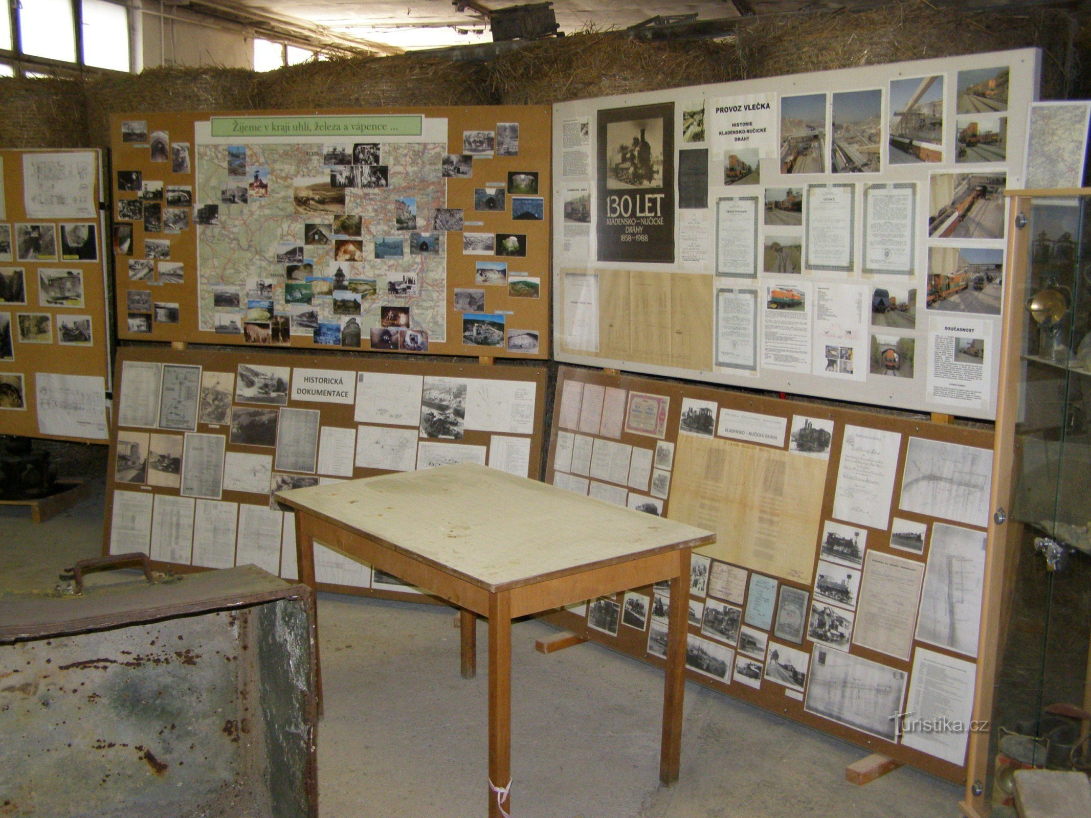 painéis de informação no salão da fábrica