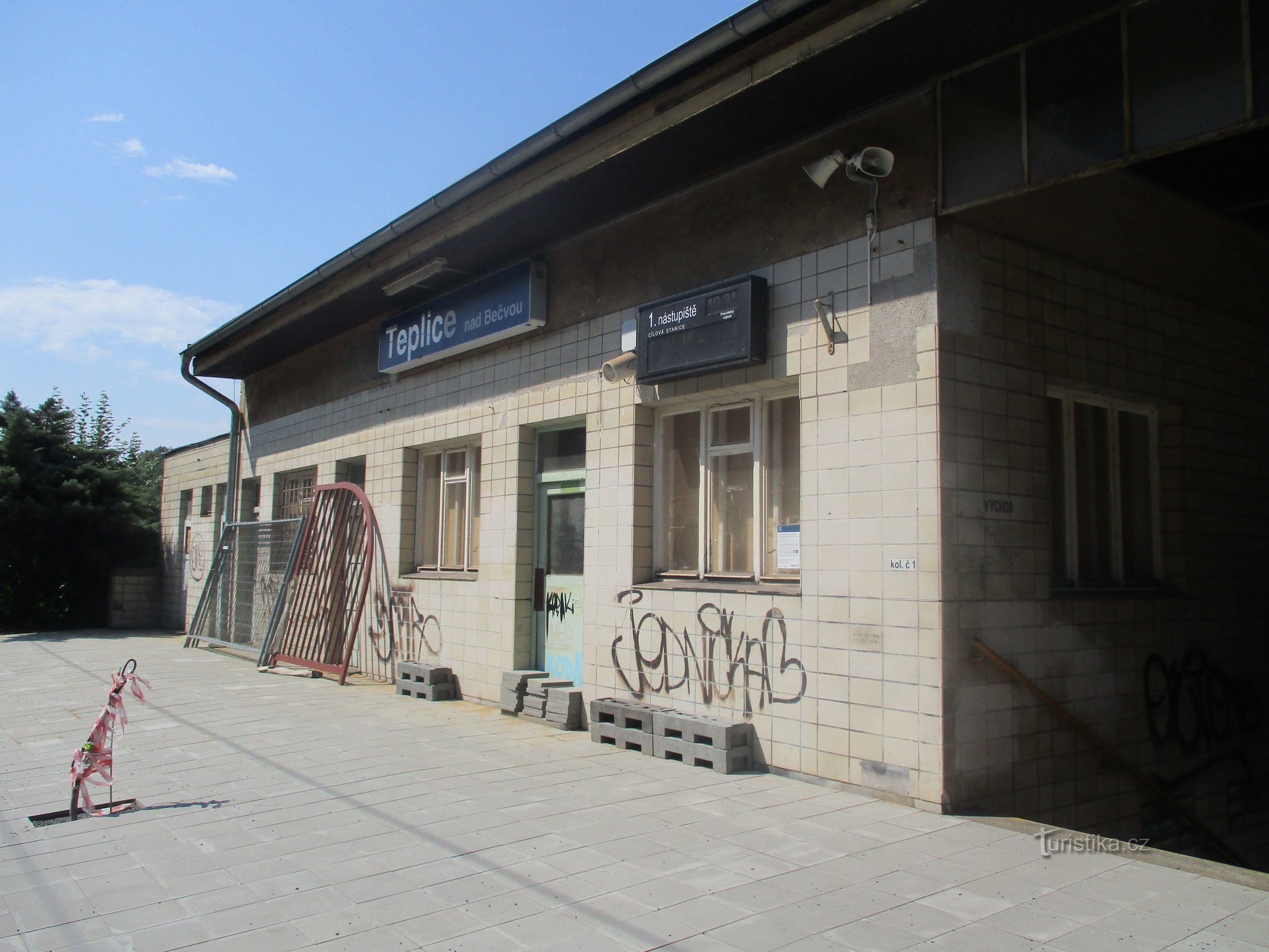 Centro de información Hranická propast y edificio de la estación