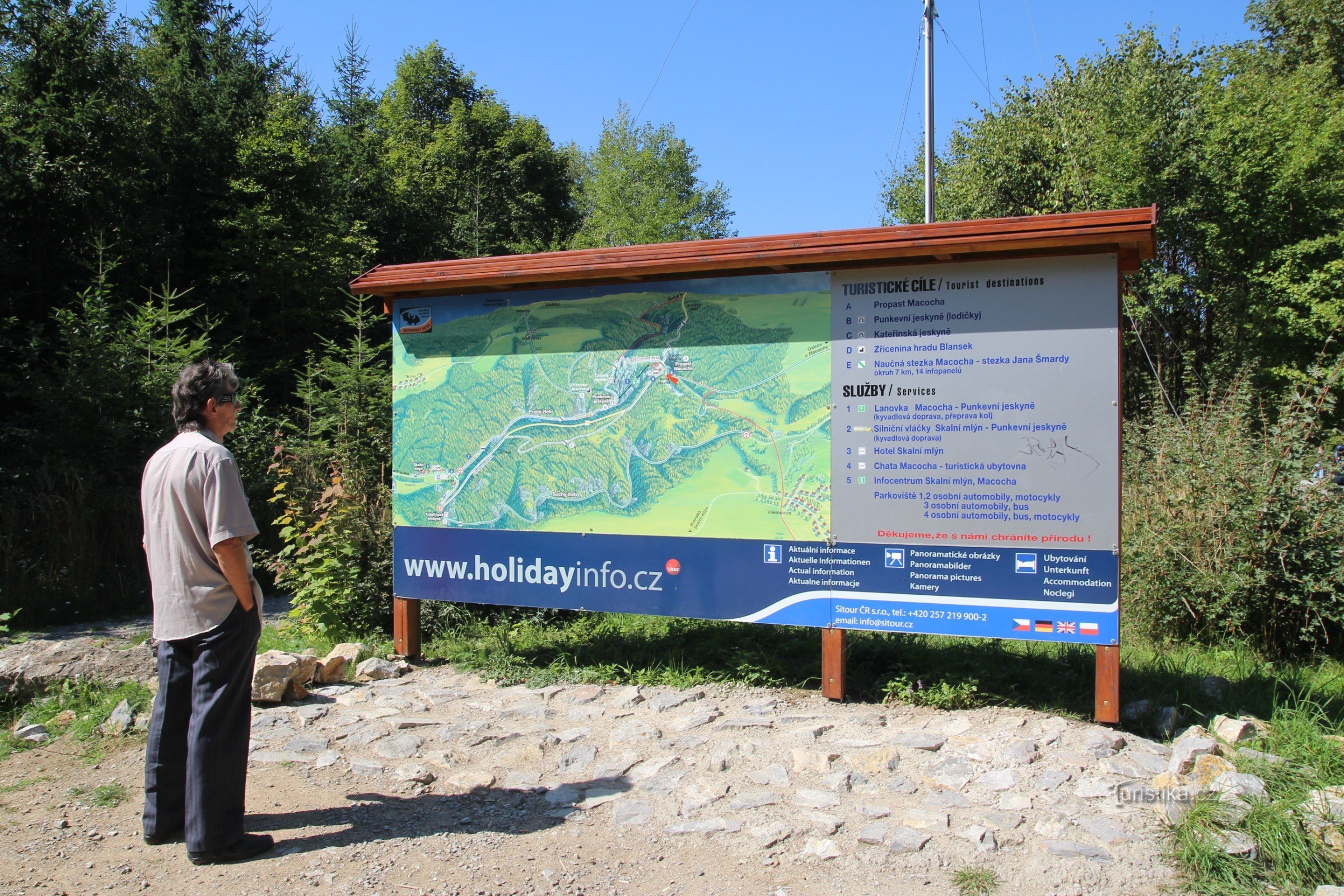 Information board at the intersection near Macocha