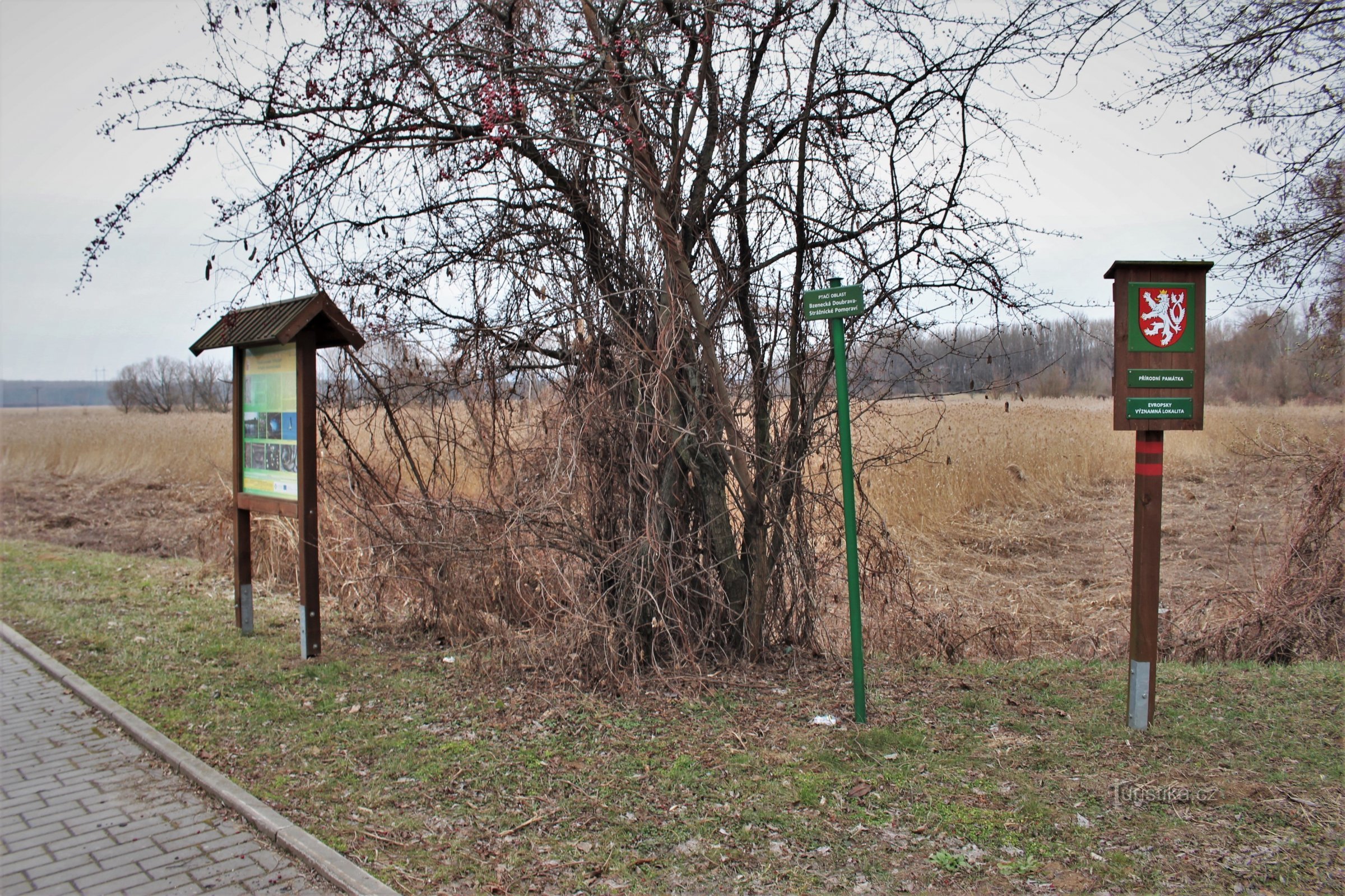 Panneau d'information en bordure de la zone protégée