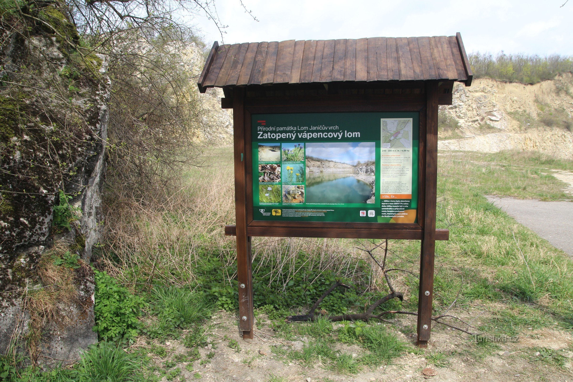 Panneau d'information en bordure du site