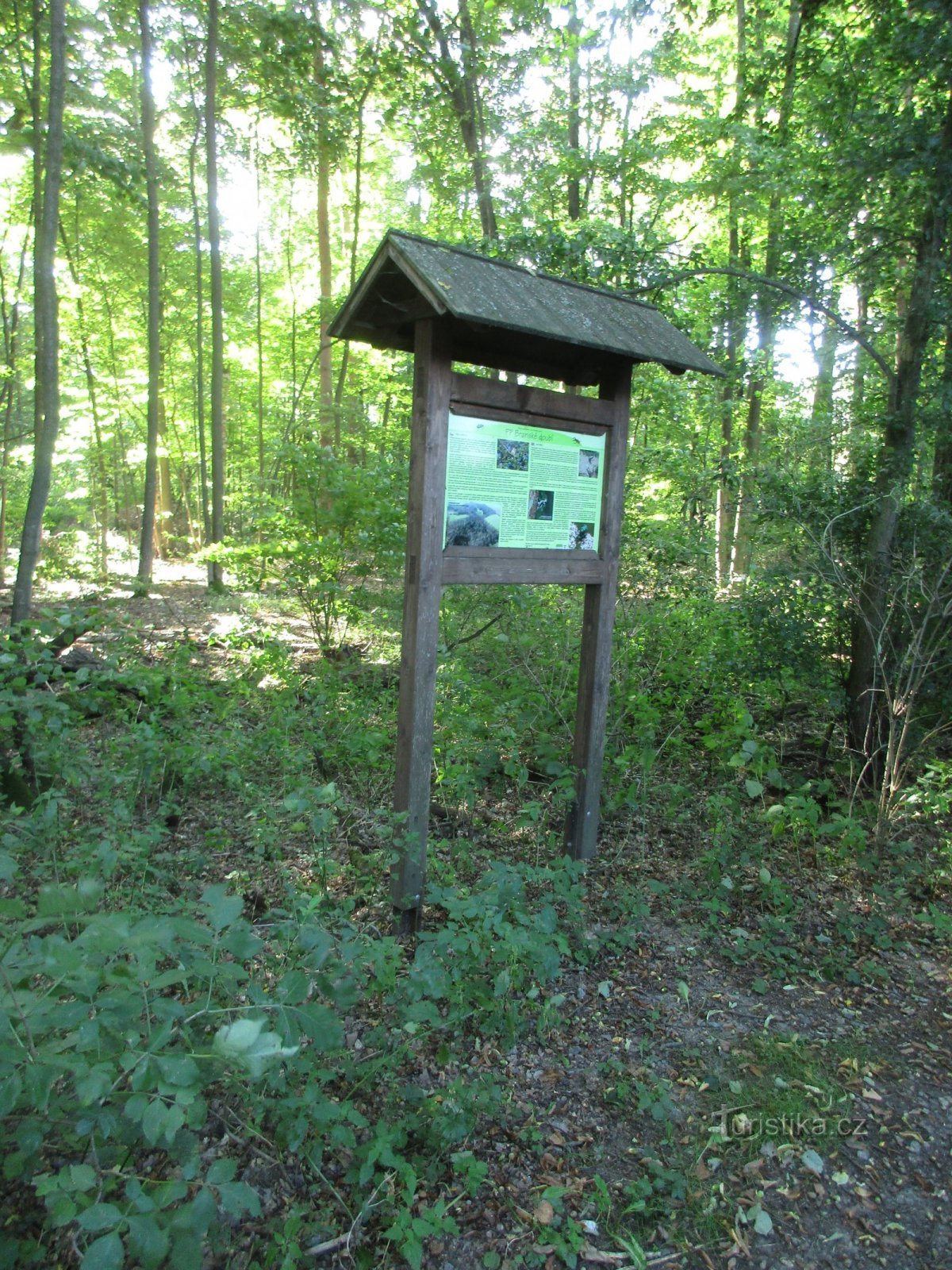 panel de información sobre la ruta de la señal turística verde hacia Branná y Kojákovice