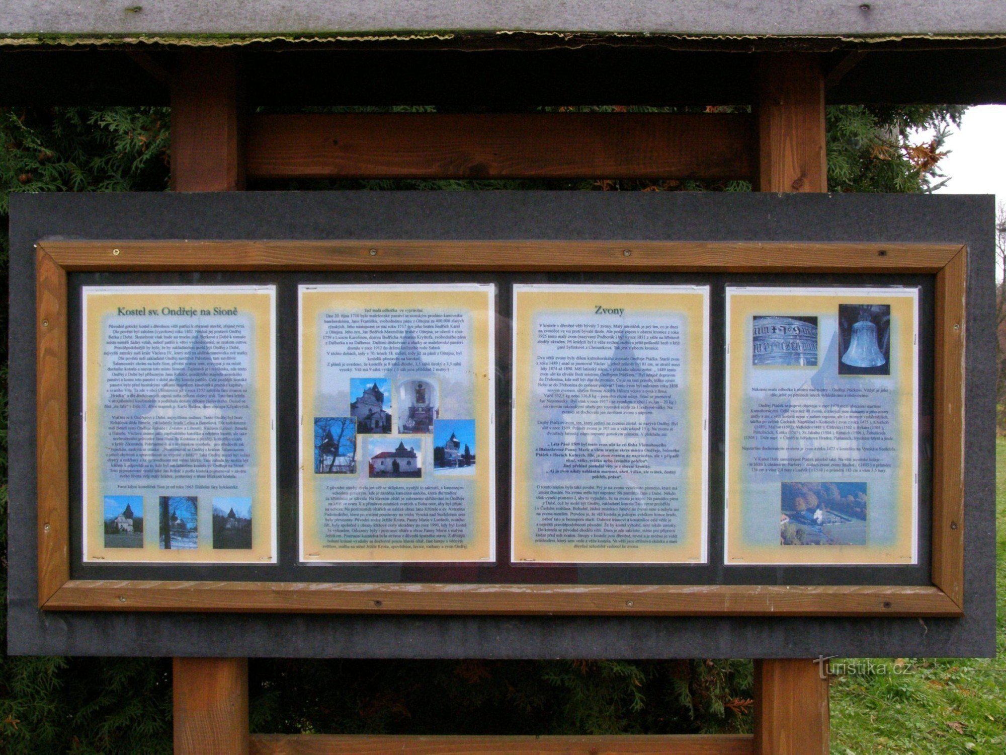 placa de informação na igreja de St. André