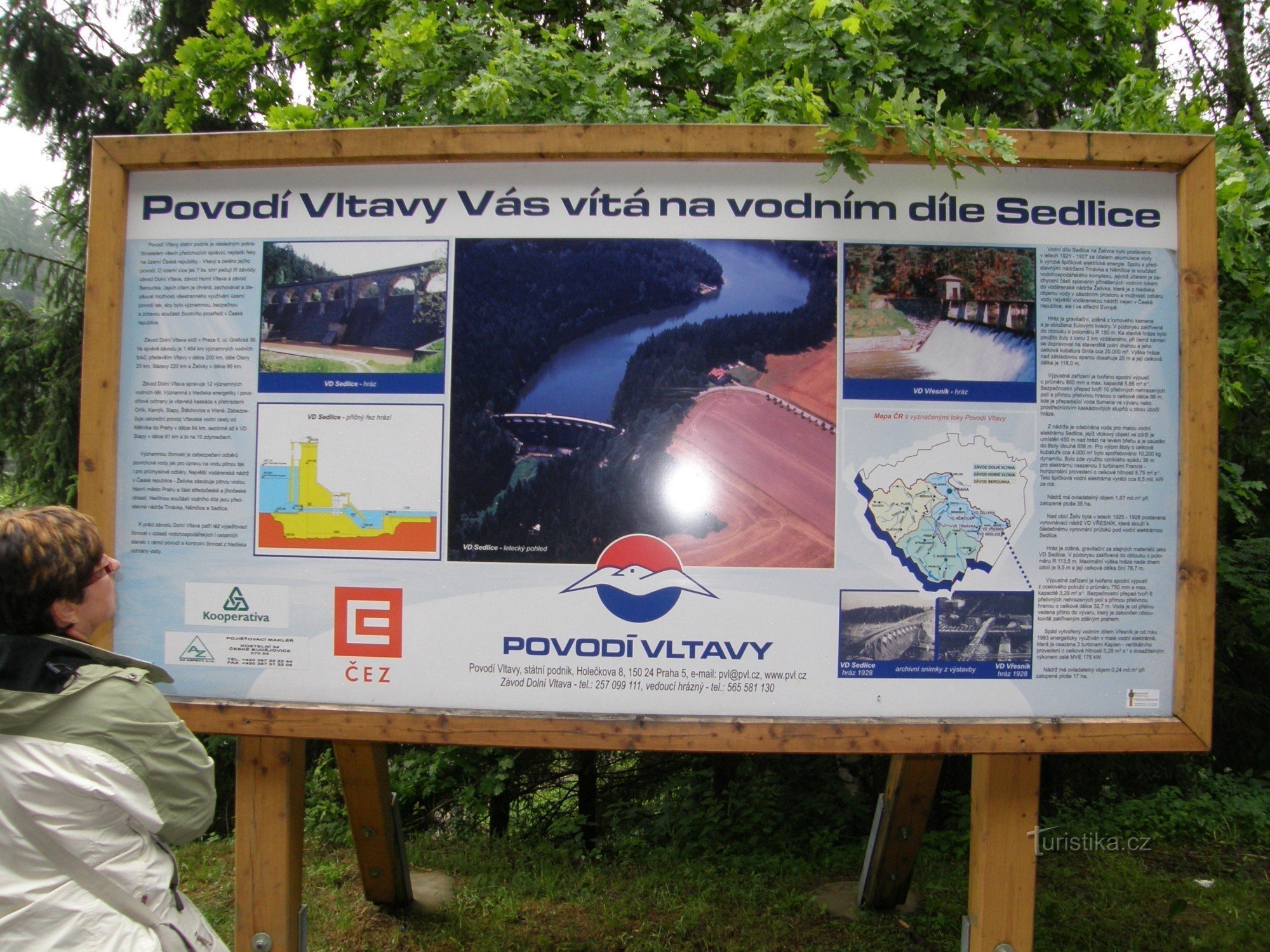 Painel de informações na barragem