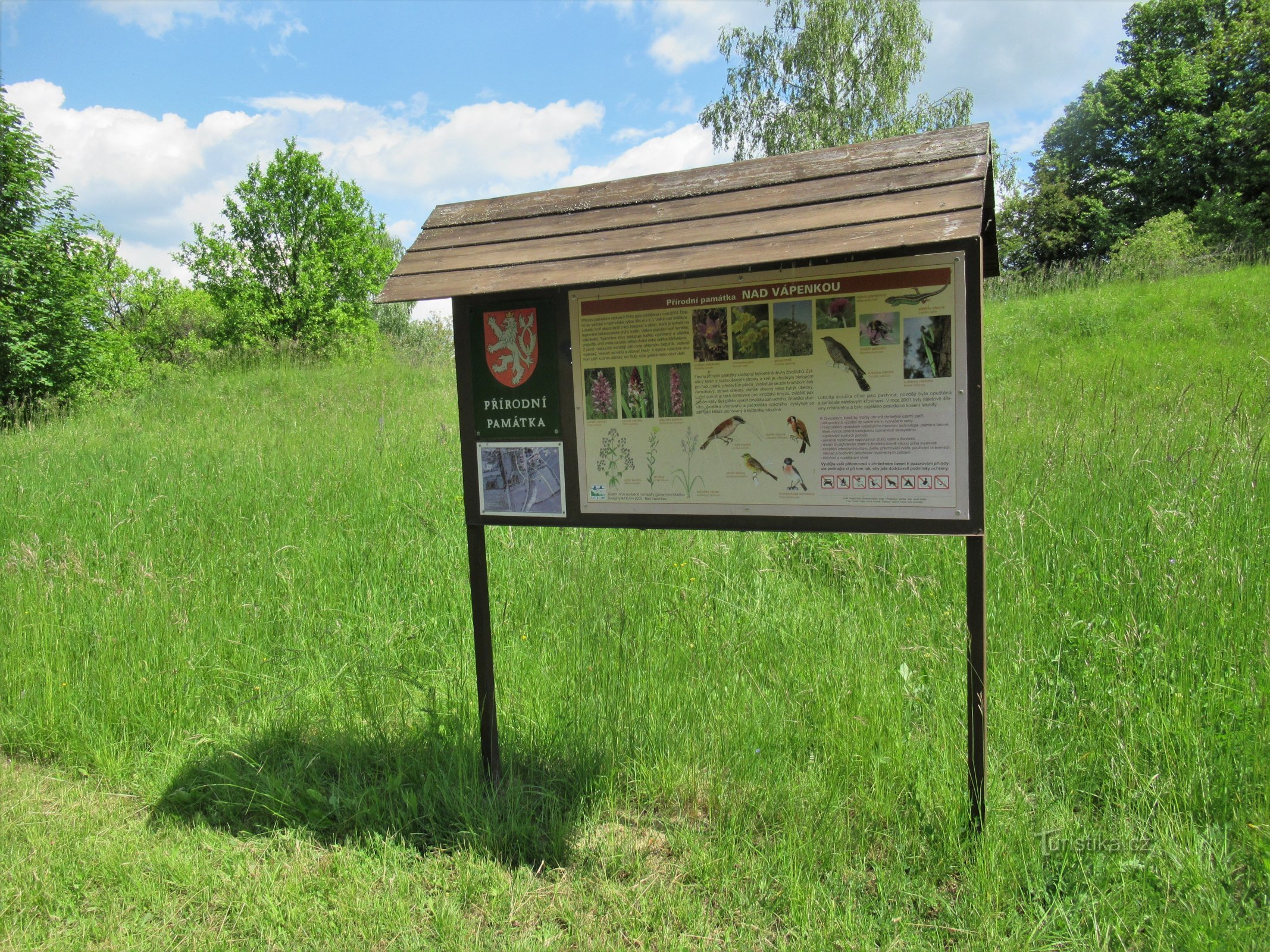 Pannello informativo presso il monumento naturale Nad Vápenkou