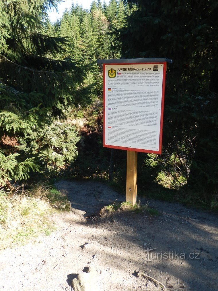 Informationstavla, bakom den finns en utsiktsplats in i dalen Javoří potok