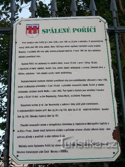 Panneau d'information : panneau d'information à l'entrée du château