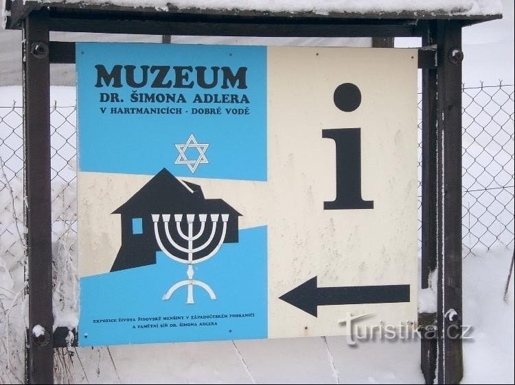 Tájékoztató táblák: Dobrá Vodyba érkezéskor információs táblák vezetnek a múzeumba.