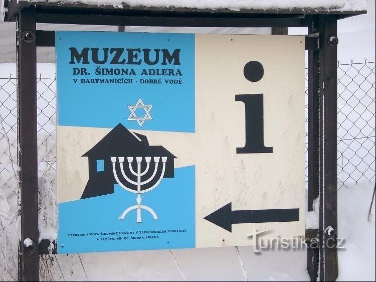 Informationstafeln: Bei der Ankunft in Dobrá Vody führen Informationstafeln zum Museum.