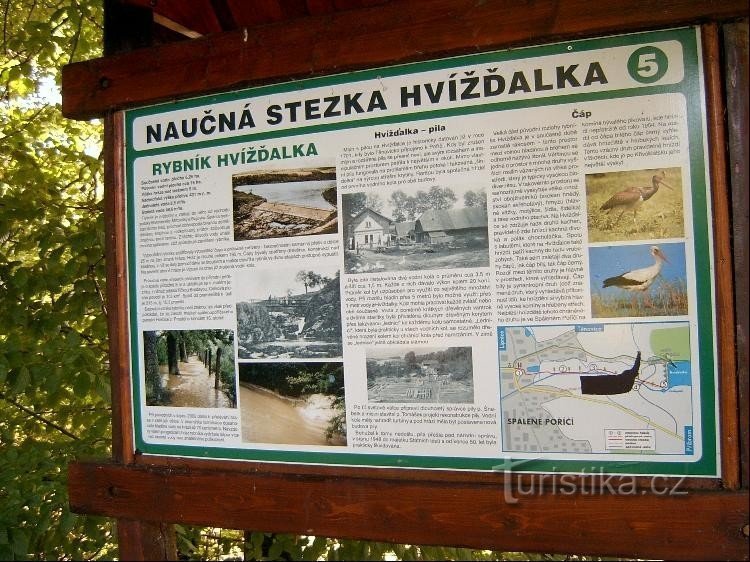 Placa de informações: perto da lagoa, trilha educacional Hvížďalka