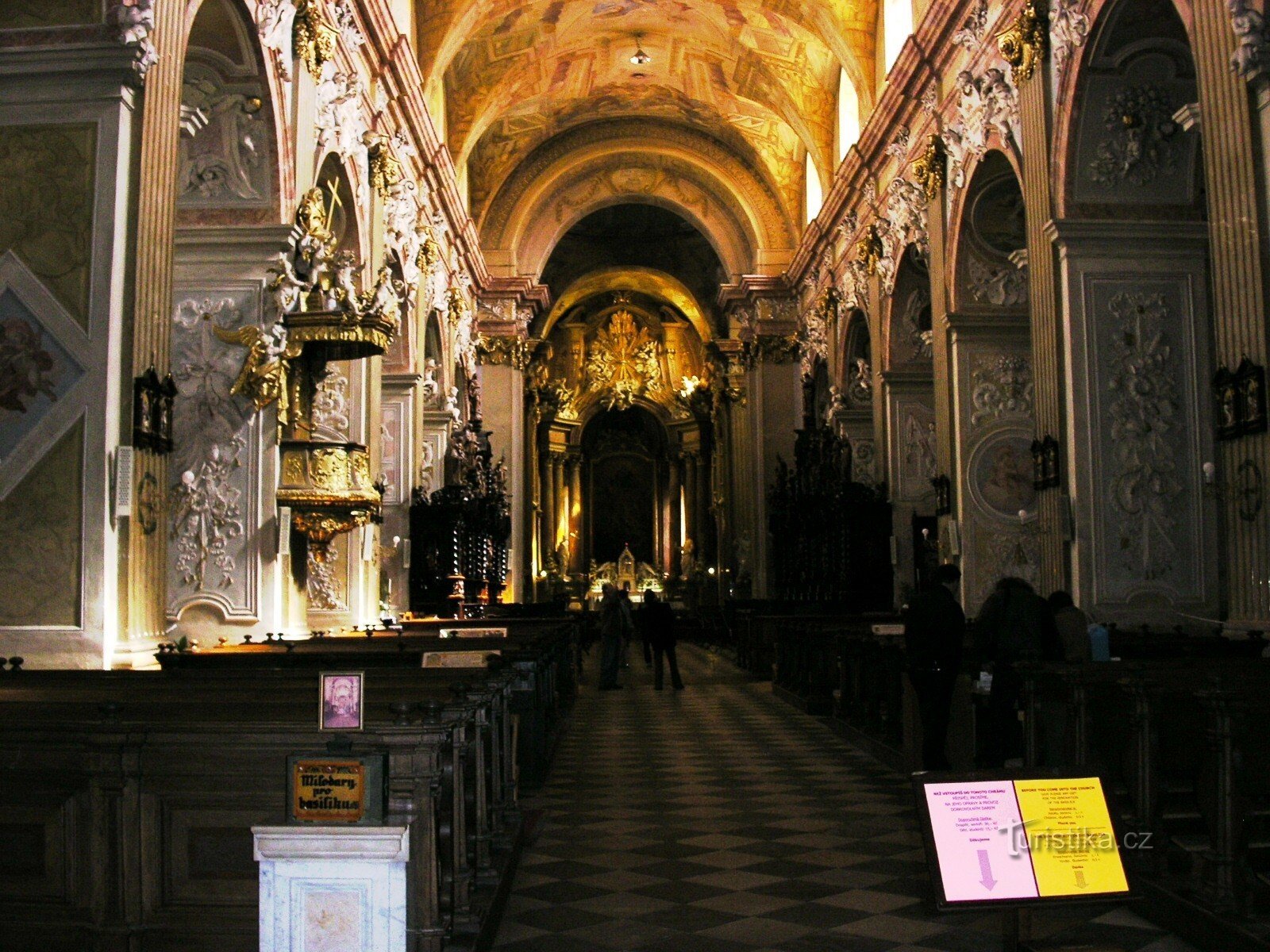 het interieur van de basiliek