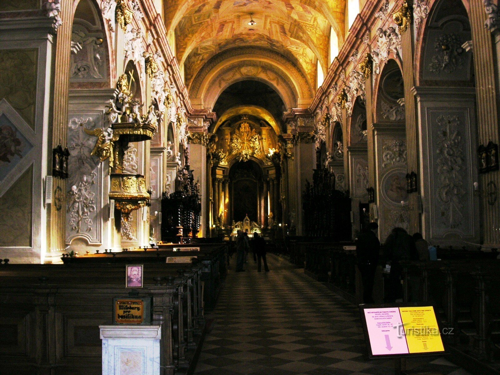 el interior de la basílica