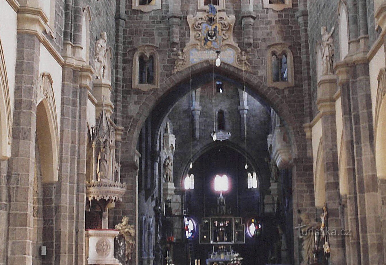 o interior da basílica
