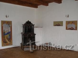 El interior de la antigua casa rectoral con una estufa barroca tardía