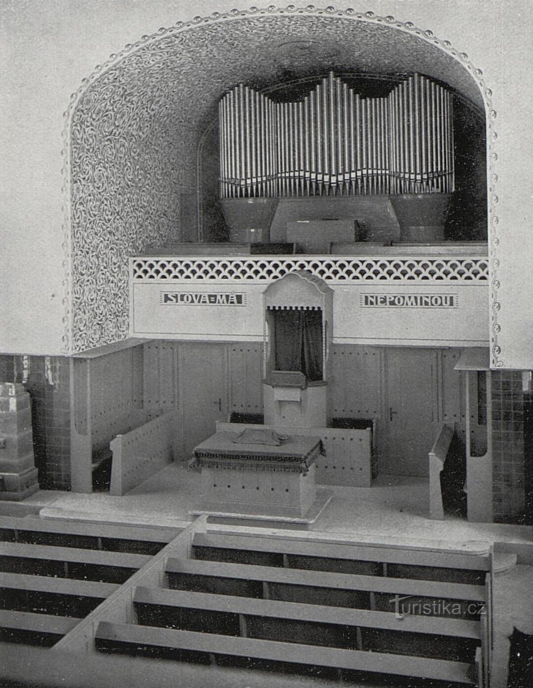 Das Innere der Evangelischen Kirche der Böhmischen Brüder in Roudnice nad Labem im Jahre 1909