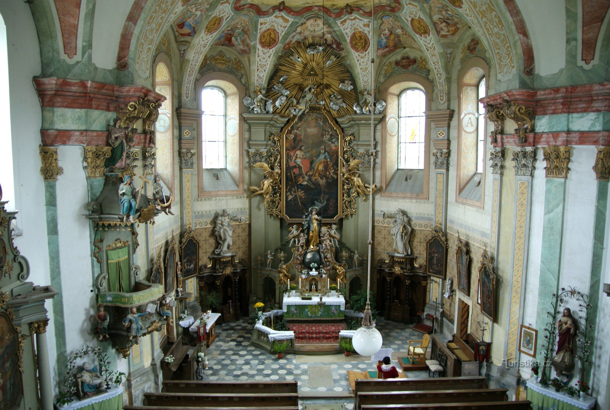 notranjost cerkve Svete Trojice v Kopřivná
