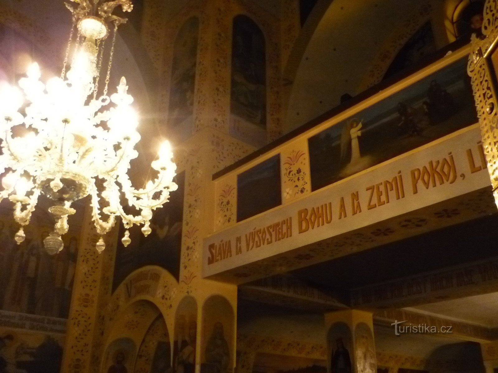 El interior de la iglesia de St. Gorazda