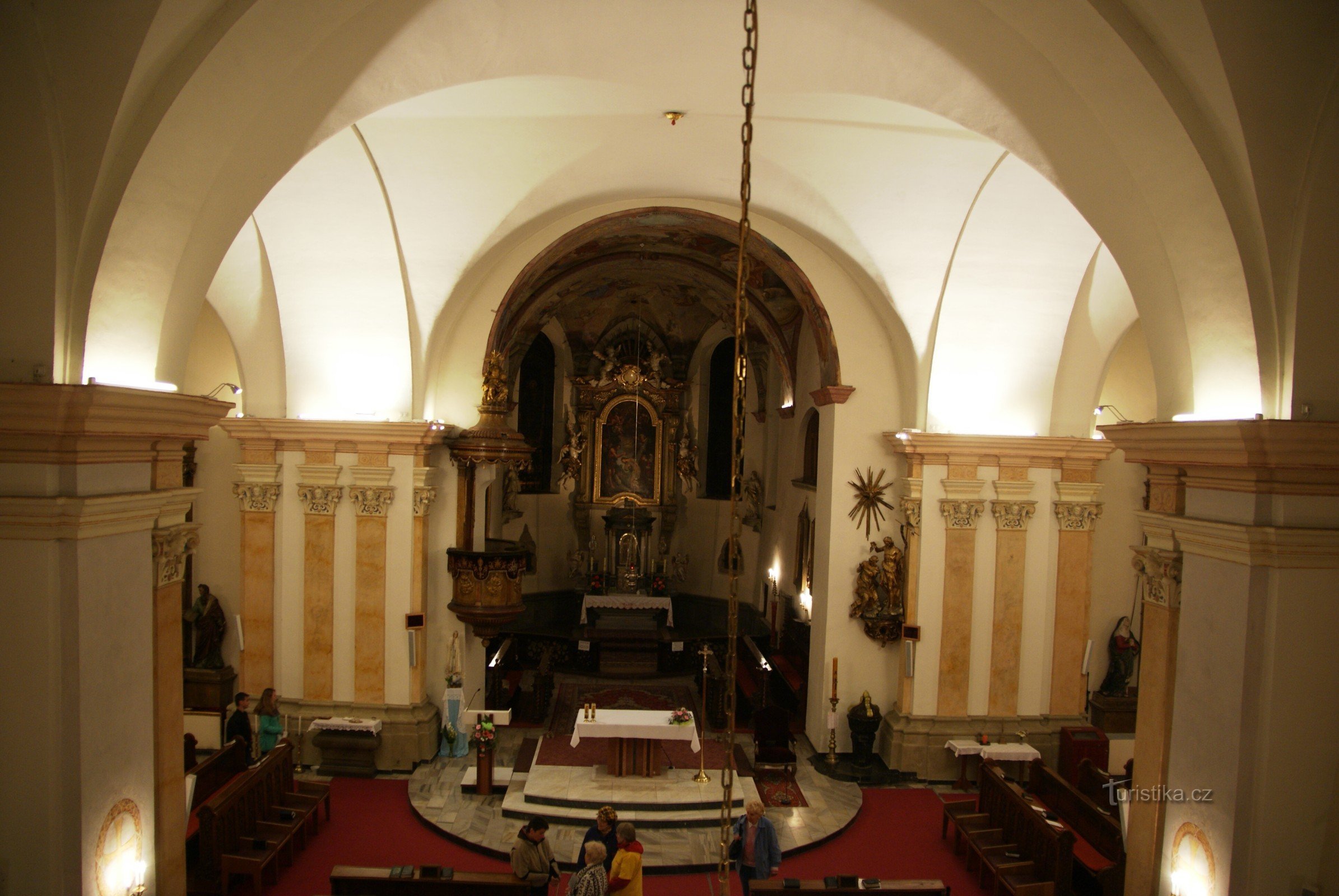 interior da igreja paroquial