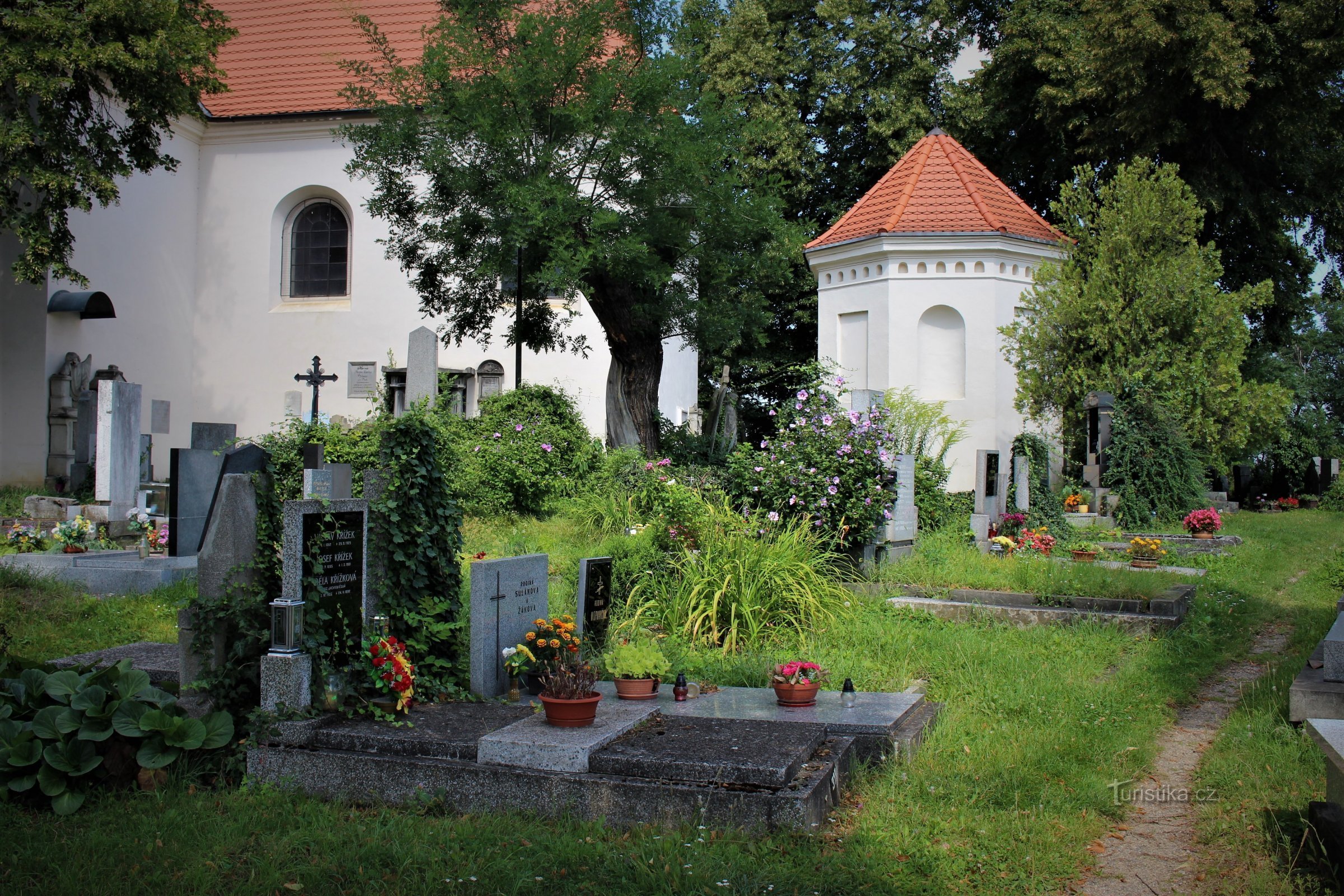 Interiorul cimitirului