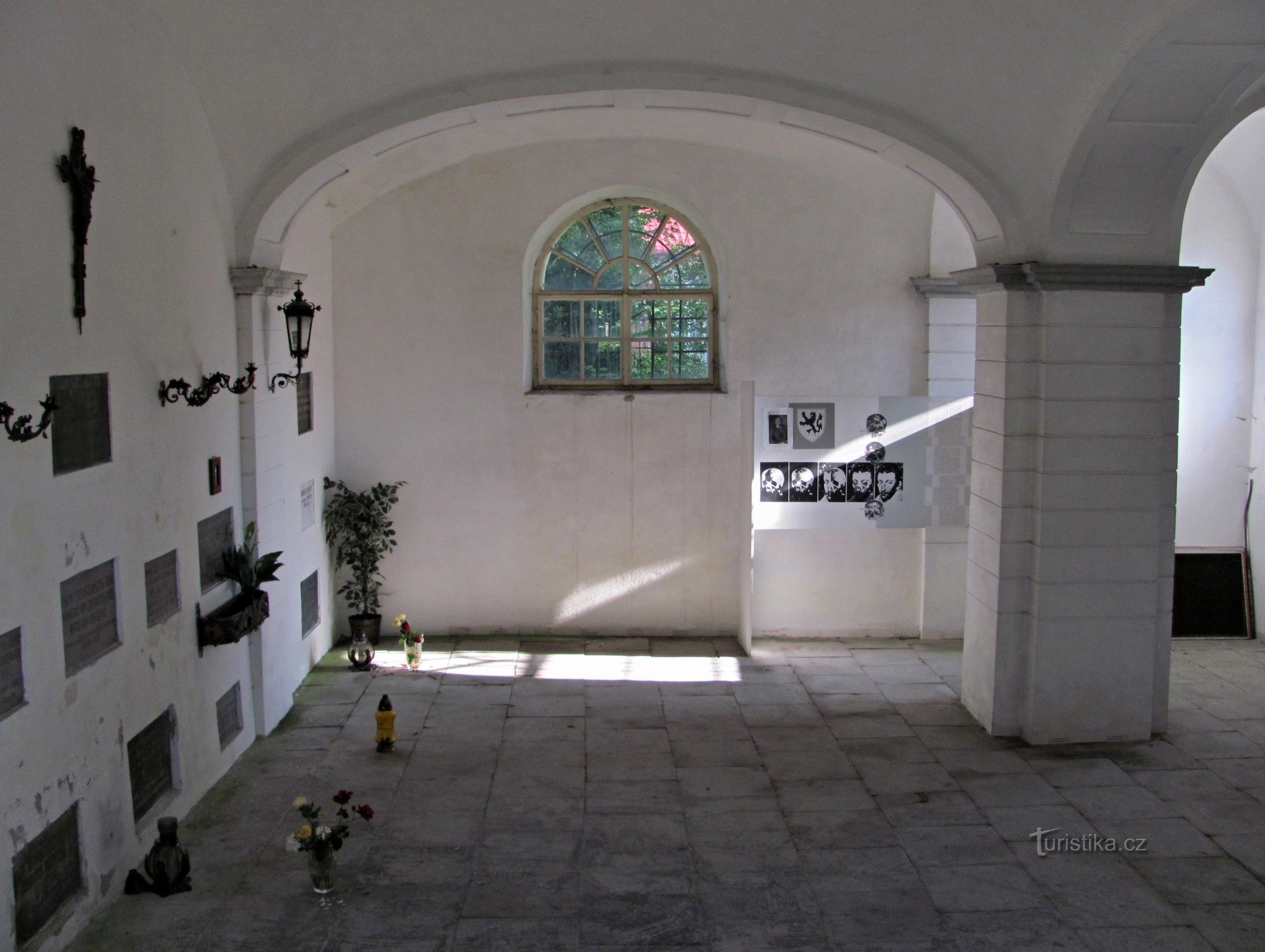 interiorul mormântului